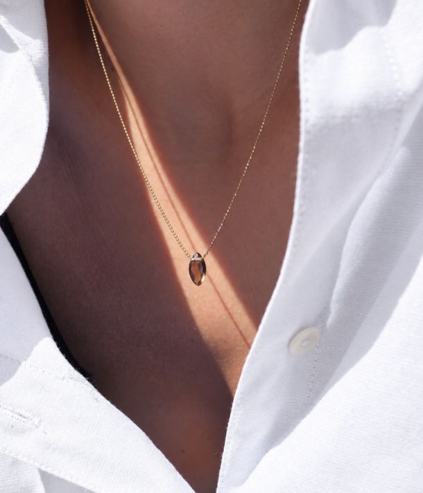 Collier Marquise en quartz fumé naturel et plaqué or 3 microns porté avec une chemise blanche