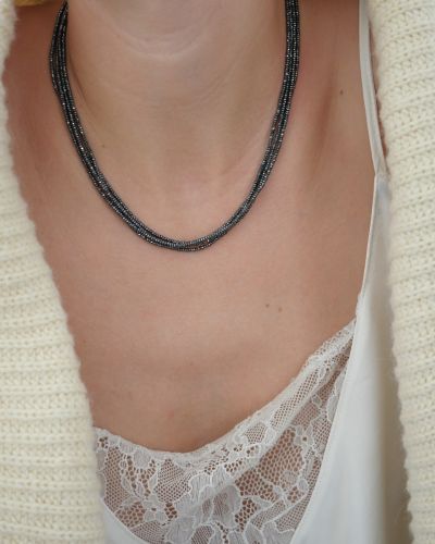 collier femme multi rangs en pierres grises