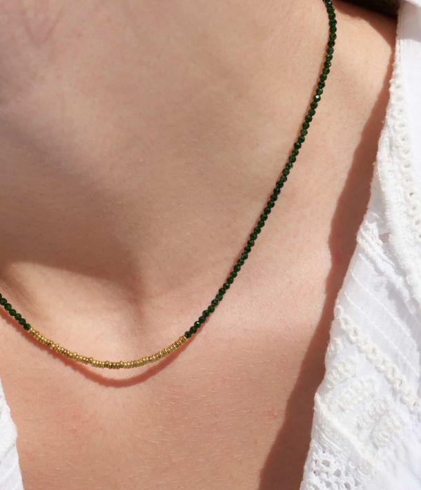 Collier Déva 7 Collier Stella en Green Sandstone verte facettée et hématite dorée porté sur une chemise blanche, bijou fin et lumineux fabriqué à la main.