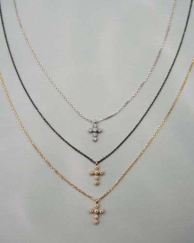 collier fin avec une petite croix