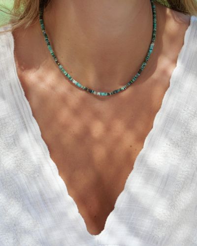 Collier Elsa rhodié noir 19 Collier Naya en turquoise naturelle composé de fines perles aux nuances de bleu, vert et brun, monté avec des finitions en argent 925.