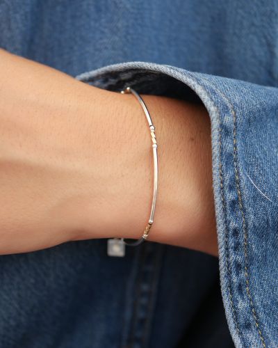 Bracelet Maureen bicolore en argent 925 et or laminé Gold Filled 14 carats, porté au poignet.