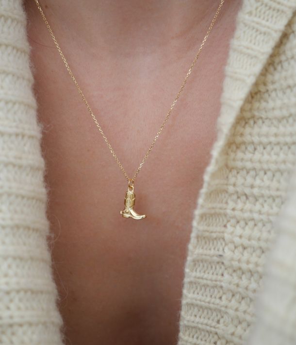 Collier Elsa en or laminé avec pendentif botte de cowboy, collier western chic pour femme.