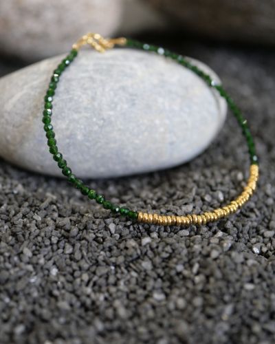 Bracelet Stella en Green Sandstone verte facettée et hématite dorée porté sur une chemise blanche, bijou fin et lumineux fabriqué à la main.