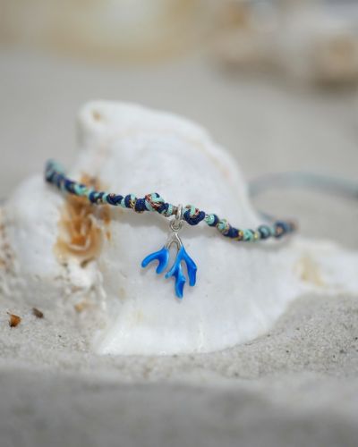 Bracelet Arielle en cordons noués multicolores avec pendentif corail en argent 925 émaillé, bijou fait main Loumaé