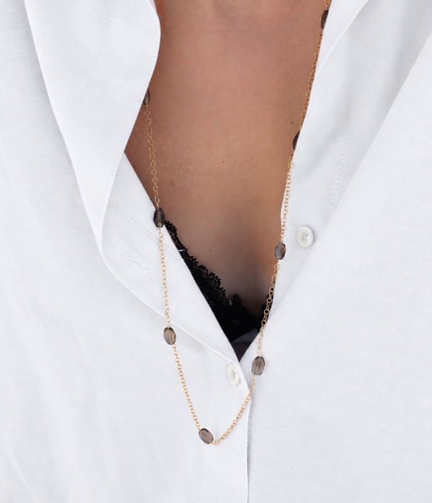 Sautoir Marquise en quartz fumé naturel et argent 925 plaqué or porté sur une chemise blanche