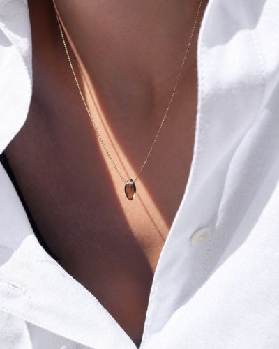 Collier Marquise en quartz fumé naturel et plaqué or 3 microns porté avec une chemise blanche