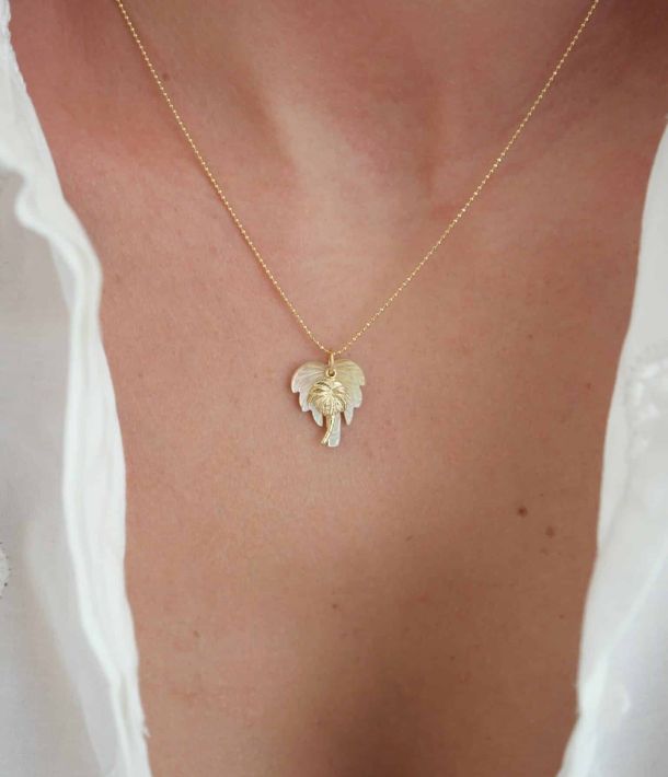 Collier Déva 6 Collier Pita avec chaîne plaquée or et double pendentif palmier en nacre naturelle et or laminé, bijou femme esprit bohème chic.