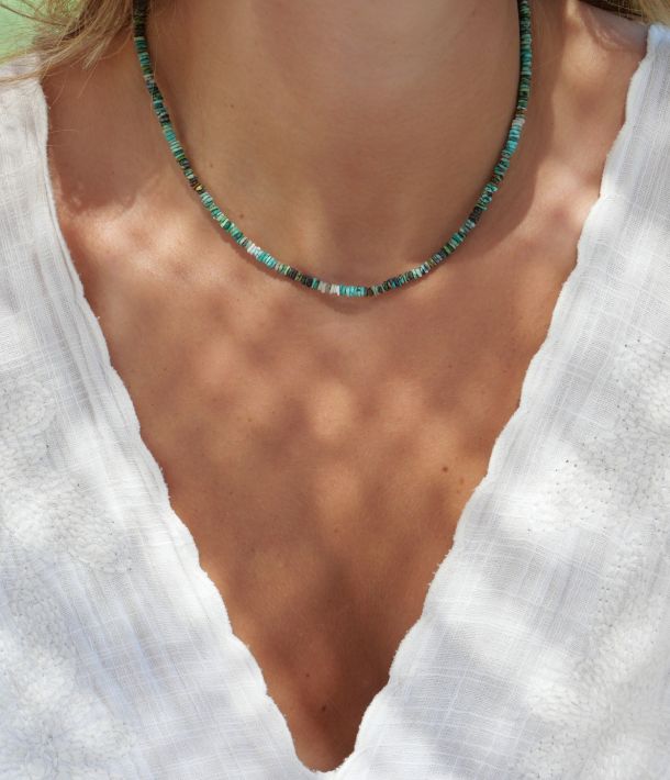 Collier Naya en turquoise naturelle composé de fines perles aux nuances de bleu, vert et brun, monté avec des finitions en argent 925.