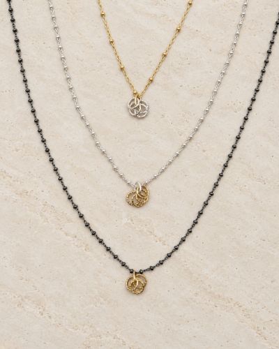 Trois versions du collier Naty bicolore en or laminé, argent 925 et argent 925 rhodié noir
