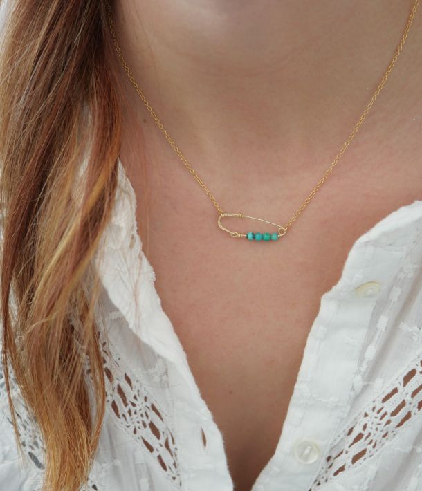 Collier Bloom 8 Ras de cou Célia en or laminé avec turquoise naturelle et épingle artisanale façonnée à la main