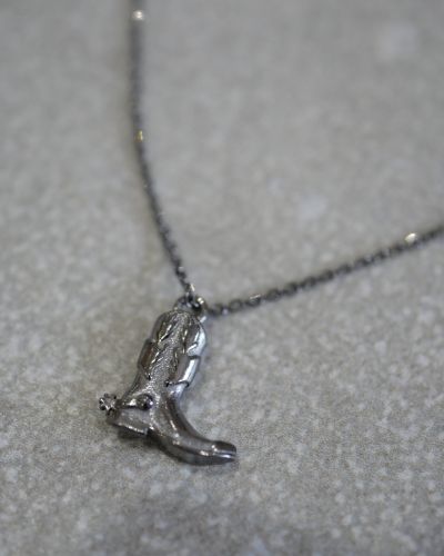 Collier Elsa rhodié noir 1 Collier Elsa en argent 925 rhodié noir avec pendentif botte de cowboy, collier western chic contemporain.