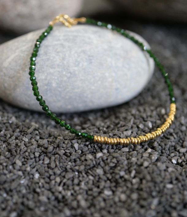 Bracelet Stella en Green Sandstone verte facettée et hématite dorée porté sur une chemise blanche, bijou fin et lumineux fabriqué à la main.