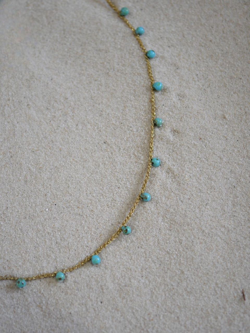 Collier fin sur cordon ras de cou avec des perles bleu turquoise