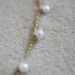 Collier fin sur cordon ras de cou avec des perles blanches