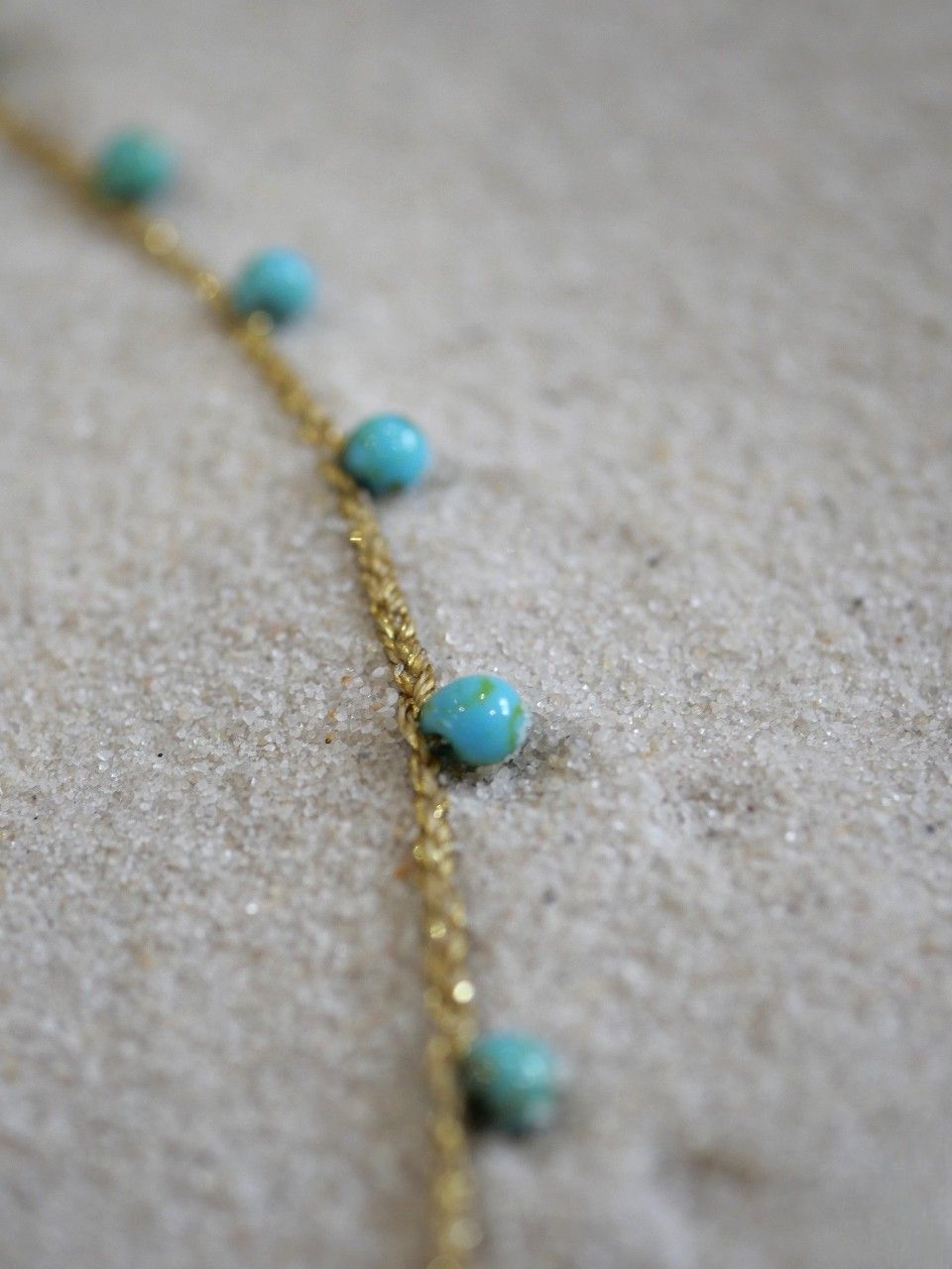 Collier fin sur cordon ras de cou avec des perles bleu turquoise