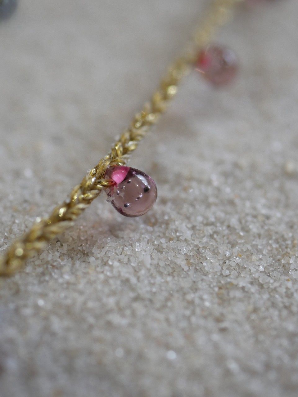 Collier fin sur cordon avec des perles rose