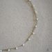 Collier fin sur cordon ras de cou avec des perles blanches