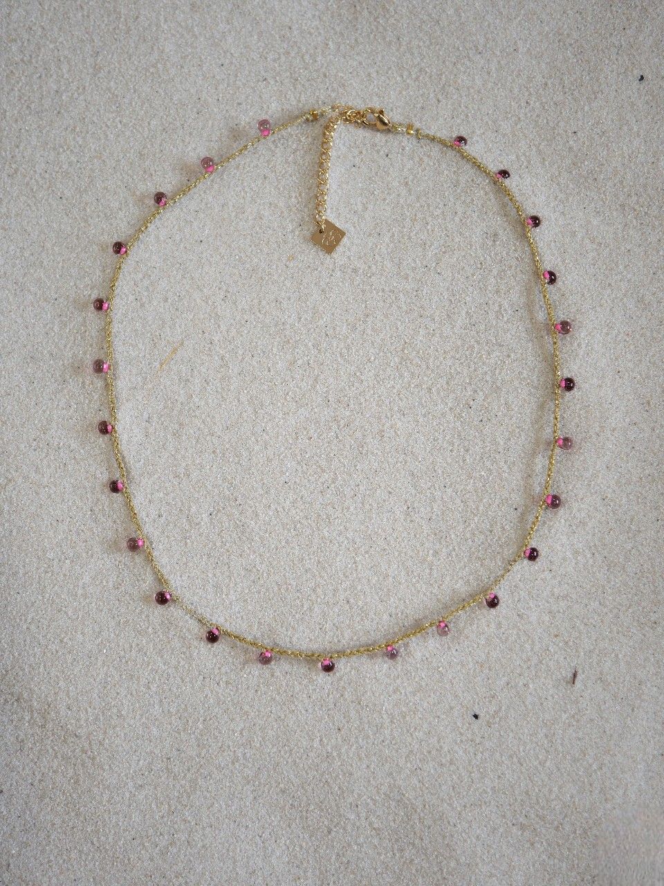 Collier fin sur cordon avec des perles rose