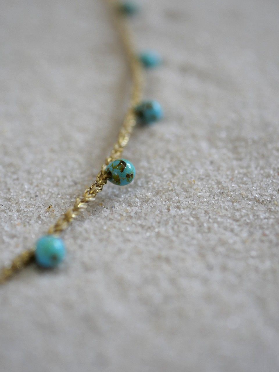 Collier fin sur cordon ras de cou avec des perles bleu turquoise