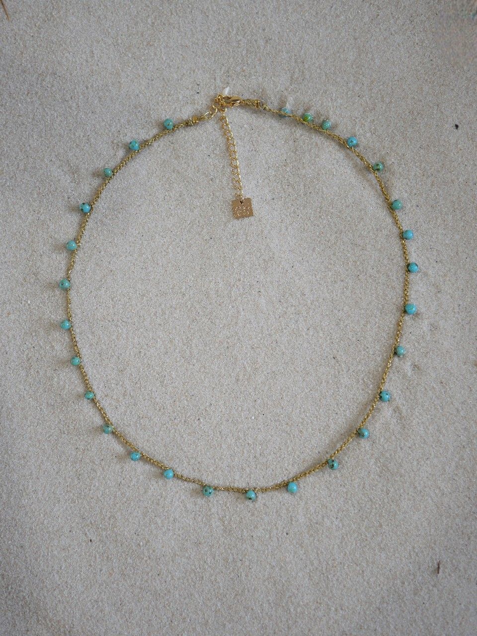 Collier fin sur cordon ras de cou avec des perles bleu turquoise